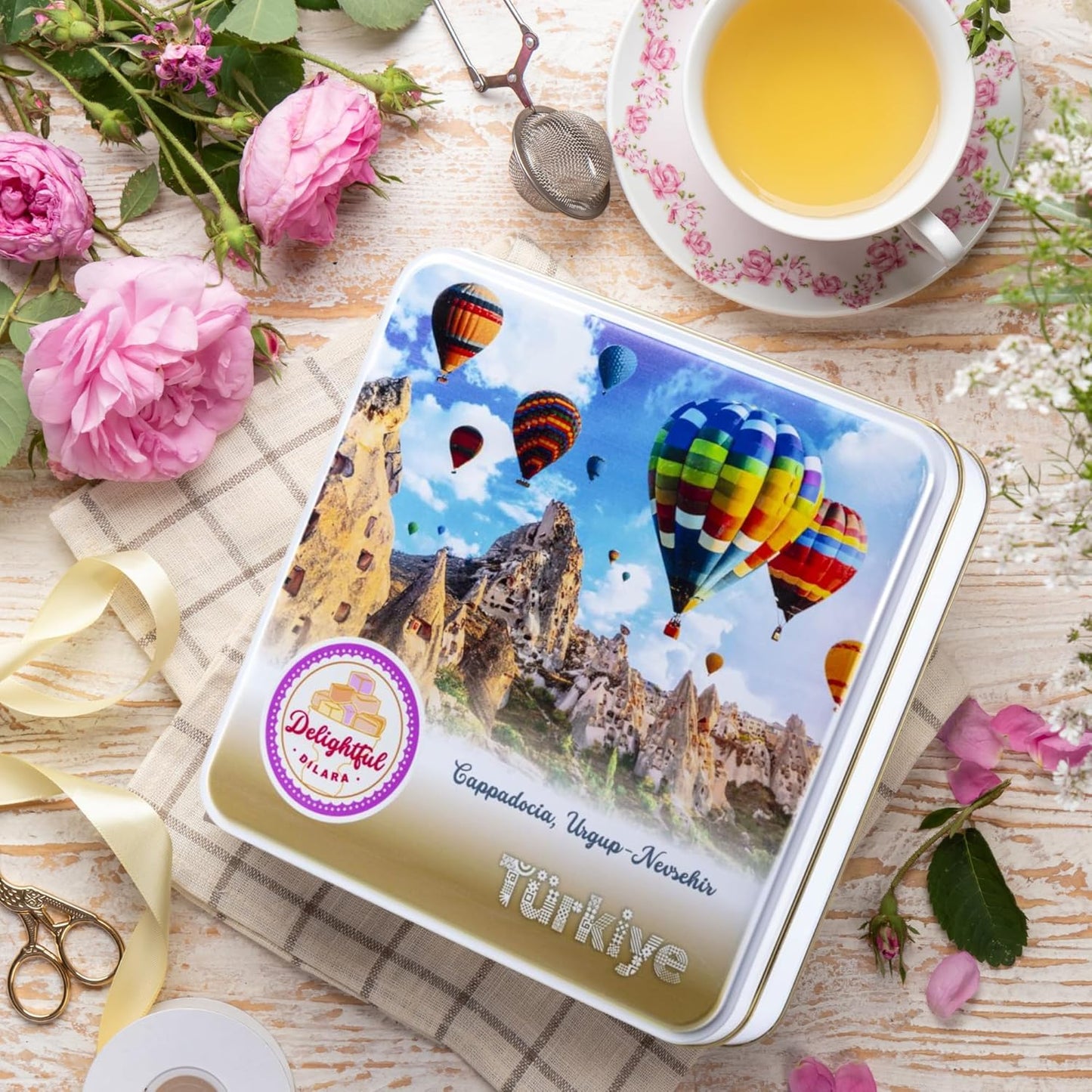𝗗𝗲𝗹𝗶𝗴𝗵𝘁𝗳𝘂𝗹 𝗗𝗶𝗹𝗮𝗿𝗮 𝗟𝗼𝗸𝘂𝗺 𝗧𝘂𝗿𝗸𝗶𝘀𝗵 𝗗𝗲𝗹𝗶𝗴𝗵𝘁 𝗚𝗶𝗳𝘁 𝗕𝗼𝘅 𝗚𝗼𝘂𝗿𝗺𝗲𝘁 𝗠𝗶𝘅 𝟰𝟬𝟬𝗴 𝗧𝗶𝗻 𝗧𝘂𝗯𝘀 𝗼𝗳 𝗩𝗶𝗻𝘁𝗮𝗴𝗲 𝗦𝘄𝗲𝗲𝘁𝘀 𝗚𝗶𝗳𝘁 𝗕𝗼𝘅